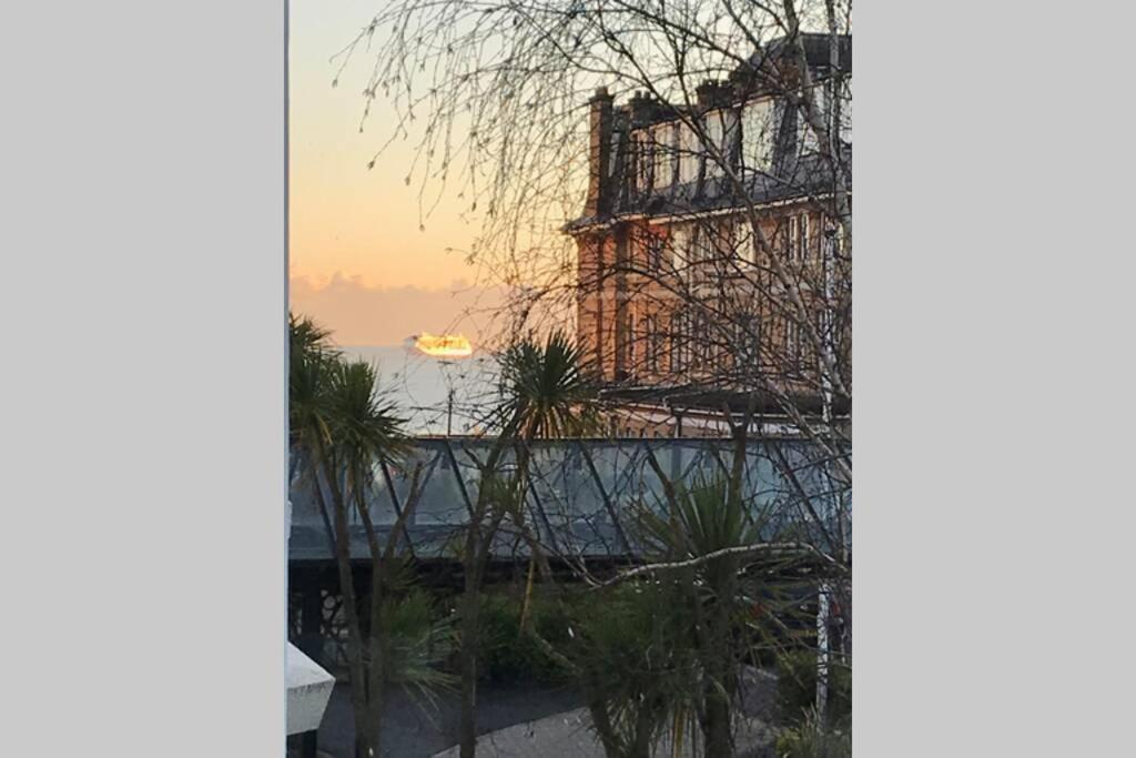 Luxury 2 Beds Apartment By The Sea Bournemouth Bagian luar foto