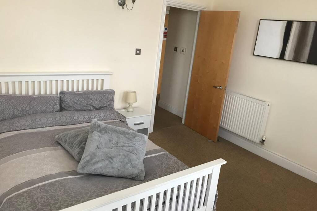 Luxury 2 Beds Apartment By The Sea Bournemouth Bagian luar foto